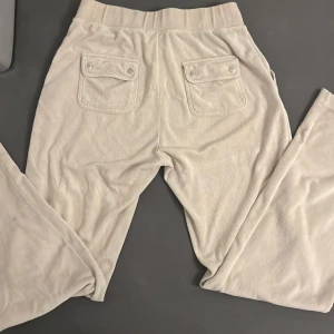 Juciy couture byxor  - Juciy couture byxor! Det är handuksmatrieal. Jag har använt dom typ 4 gånger ,jag säljer dom pågrund av att dom är förstora för mig