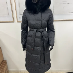 Lilly jacket black - En dunjacka med äkta avtagbar päls.  Jag har på mig en s på bilden (är 170cm) Helt nya och oanvända finns storlek S,M,L & XL Ord pris 2799kr (pris kan diskuteras vid snabb affär)  