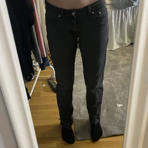 Levis Jeans - Bra skick!! Aningen ljusare i verkligheten till skillnad från bilden. ”Sliten” design längst ner (det ska vara så). Köparen står för frakt 