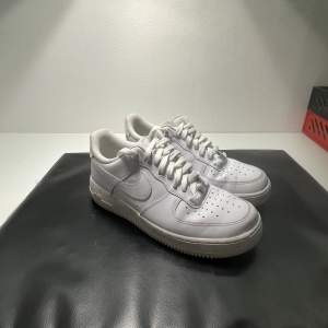 Tjena, säljer mina Nike Air Force 1’s i storlek 41 pga att jag växt ur dem. Skick 8/10 och mycket sparsamt använda. Köpta på footlocker. Har inte kvar lådan därmed det lägre priset. Tveka inte att höra av dig vid minsta fundering eller intresse!