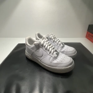 Air Force 1 - Tjena, säljer mina Nike Air Force 1’s i storlek 41 pga att jag växt ur dem. Skick 8/10 och mycket sparsamt använda. Köpta på footlocker. Har inte kvar lådan därmed det lägre priset. Tveka inte att höra av dig vid minsta fundering eller intresse!