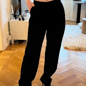 Lågmidjade kostymbyxor - Svarta lågmidjade kostymbyxor, köpta second hand. Står ej storlek, men uppskattar till en XS. 75:- frakt. 