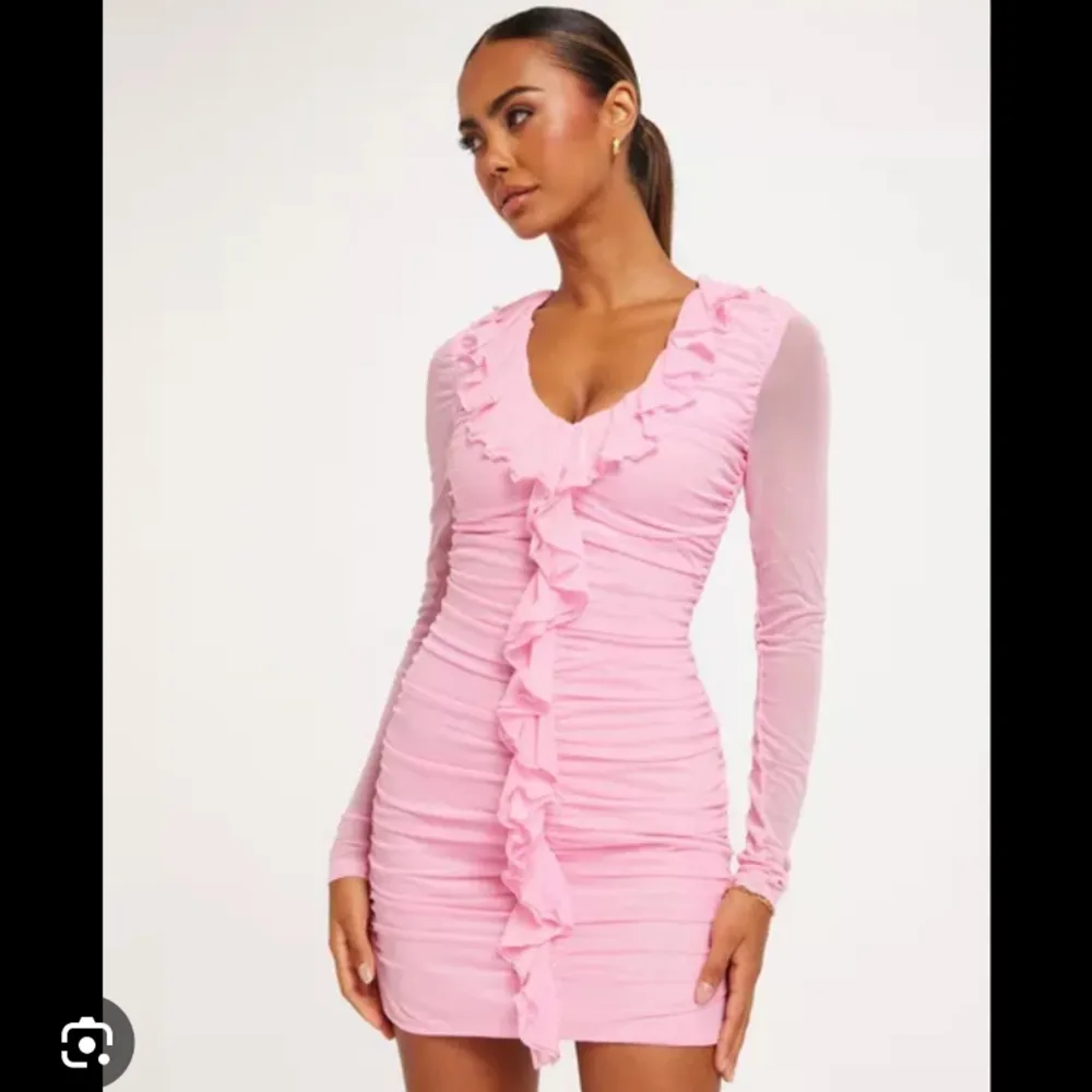 Fin rosa thigt festklänning i storlek s från Nelly. Bara använd en gång men tyvärr en fläck på ena armen (se bild), så säljs billigt.. Klänningar.