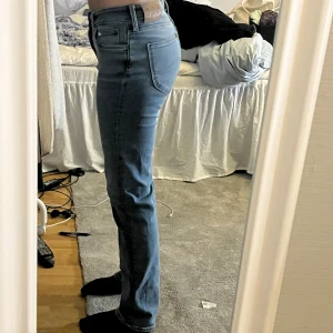 Lee jeans - Superbra skick! Används några fåtal gånger.superfina blåa Lee jeans!! Köparen står för frakt!💓