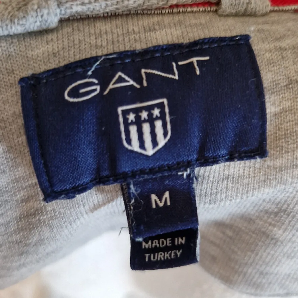 Gant Hoodie till salu. Denna Gant hoodien är oanvänd då den bara legat i min garderob och ser helt ny ut. Kontakta om intresserad eller om andra frågor.. Hoodies.