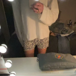 Jättesnygga shorts  - Jättefina shorts som är använda ett fåtal gånger, men det ser helt nya ut!! Materialet i dem är väldigt strerchigt och de är bekväma att ha på sig💞