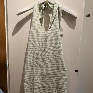 Rutig klänning med prislapp - Grön- och vitrutig klänning från Gina Tricot. Aldrig använd, prislapp finns kvar. Storlek XS. 100:- ex frakt. 