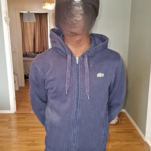 Lacoste hoodie - Lacoste hoodie till salu. Knappt använd och i nyskick. Skriv om intresserad.