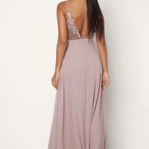 Rosa rygglös bal klänning  - Super fin klänning inför bal. Endast testad. Var för stor för mig. Tog bilderna på modellen men ni kan förstås fråga efter mer bilder då jag kan skicka💓