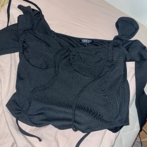 Svart festtopp  - En svart topp som ej passar mig längre. Har inte använt!