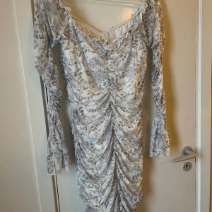 Klänning - Säljer eftersom jag enbart har använt den en gång och aldrig kommit något mer till användning än så💗💗