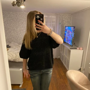 Stickad tröja - Använd en gång så i nyskick! Strl xl men passar som en oversized s/m💕 från Lindex!
