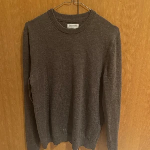 Merino ull tröja - Säljer denna tröja från these glory days. Materialet är suprima merinoull och tröjan har inga defekter. Skick 8.5/10. Bra pris!!