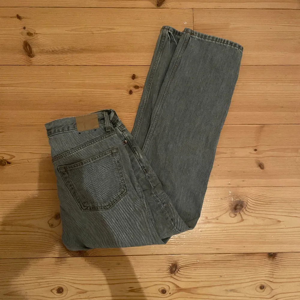 Säljer dessa jeans från weekday med modellen Relaxed straight och storlek (27/30) Modellen på bilden är 180 Skriv för fler funderingar!. Jeans & Byxor.