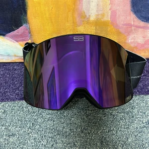 Skidglasögon med lila lins - Ett par skidglasögon nya från snabbabrillor i lila färg. Väldigt fina och inga repor.  