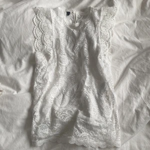 Vit spets topp - Toppen är i nyskick då jag knappt hunnit använda den. Nypris 450kr men säljer för 300kr då jag haft den hemma ett tag. Direktpris 350kr. 