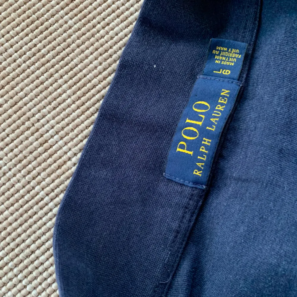Säljer denna mycket fina Ralph Lauren tröjan! | Mycket fint skick! | Storlek L. | Ställ gärna frågor innan du köper!. Tröjor & Koftor.