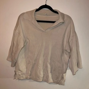 Beige tröja - En beige tre-kvart ärmar tröja ifrån Only♥️ Storlek: XS ♥️♥️♥️