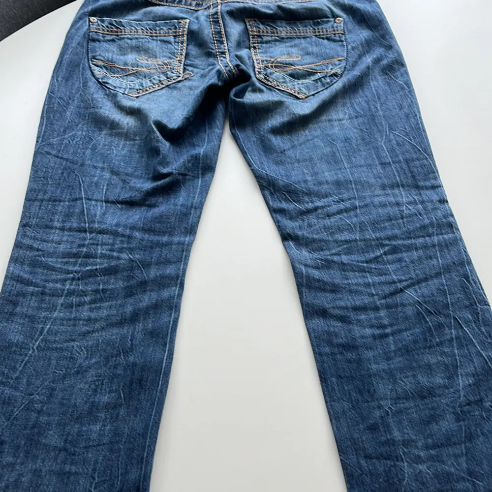 Jeans som är köpta secondhand. Low waist 💕  Inga defekter  Midja 36 o innerbenslängd 73. Jeans & Byxor.