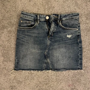 Jeans kjol - Jeans kjol storlek 140, barnstorlek, fint skick. 