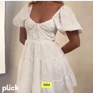 Studentklänning - Min drömklänning köpt på plick, sitter tyvärr inte riktigt som jag vill. Storlek xs men lite stor i storleken, skulle snarare säga en större S.