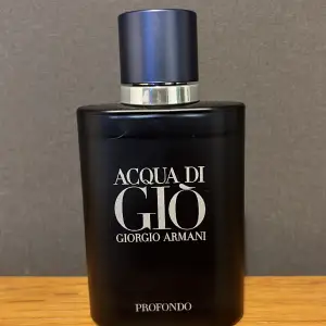 Aqua di gio profondo och valentino uomo born in roma intensely samples Priset beror på vad du vill ha