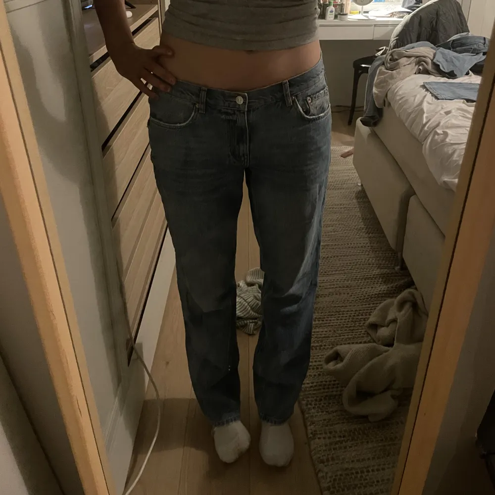 Jätte populära lågmidjade jeans från ginatricot! Såå fina men lite korta på mig som är väldigt lång därmed säljer jag! Så fina!💗💗💗 skriv om du vill ha alla mått!. Jeans & Byxor.