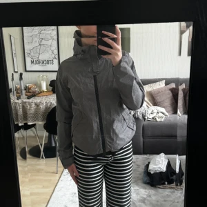 Superdry jacka - Helt ny jacka ifrån superdry, säljer pågrund av att ja tycker den satt lite tajt i armarna. Men super fin och skön tunn jacka, perfekt till våren😍