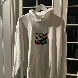 Vit Hoodie Football 87 - En superfin vit Hoodie i nyskick! Skriv för fler bilder eller frågor:) 