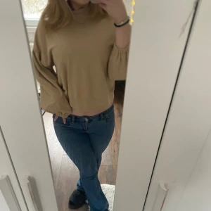 Beige tröja  - Säljer denna supersöta beiga tröjan från Jaqueline de Yong, med gulliga volangdetaljer på ärmarna. Använd fåtal gånger så i fint skick💕