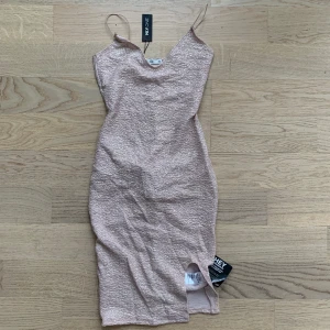 Festklänning - Nelly - Figursydd festklänning som är helt oanvänd och har alla lappar kvar 😊 storlek XS