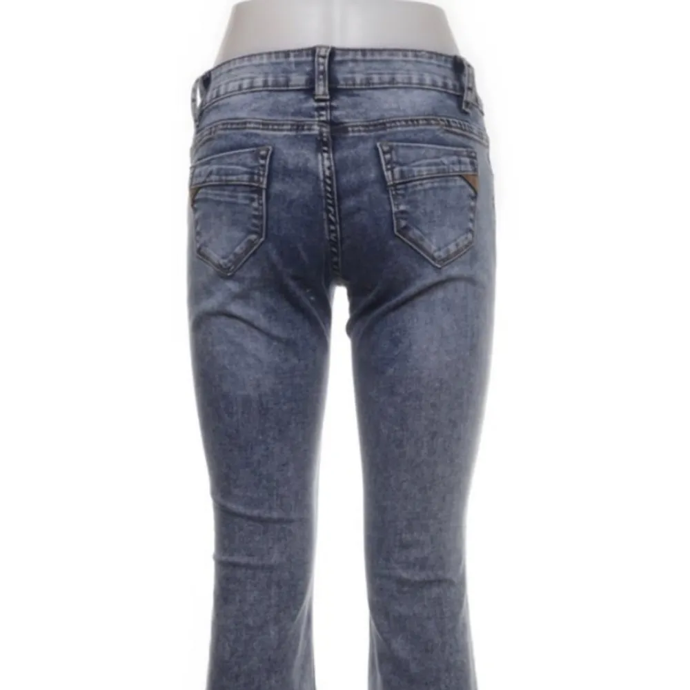 Säljer dessa Low waist flared jeans från Cindy h  i storlek S. Byxorna är köpta från sellpy och helt oanvända , säljer pga fel storlek . Jeans & Byxor.