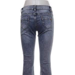 Säljer dessa Low waist flared jeans från Cindy h  i storlek S. Byxorna är köpta från sellpy och helt oanvända , säljer pga fel storlek 