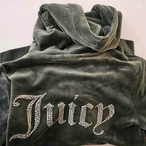 Hoody Juicy XS - JUICY COUTURE Diamante Logo Full Zip Hoodie  Använd 2 ggr. Utmärkt skick.  Nypris 1.100 kr