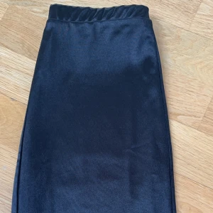 Satin kjol  - Säljer min Low waist satin kjol från Nelly✨