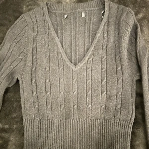 Stickad tröja  - Säljer då jag aldrig använt den! Skriv vid frågor eller mer bilder, priset går att diskutera vid snabb köp 💞