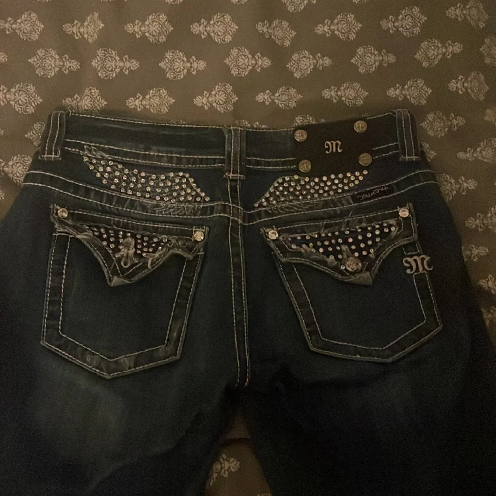 Helt nya miss me jeans. Köpte på plick men var lite små på mig så säljer vidare. Inga defekter och helt som nya. W29, jag är 163 och de är lite långa på mig. Skriv för mer info 💕. Jeans & Byxor.
