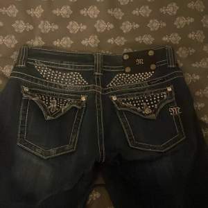 Helt nya miss me jeans. Köpte på plick men var lite små på mig så säljer vidare. Inga defekter och helt som nya. W29, jag är 163 och de är lite långa på mig. Skriv för mer info 💕