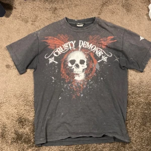 Vintage dödskalle tröja  - Cool dödskalle tröja från 2008 , tröjan passar storlek M . Pris kan diskuteras och kontakta gärna innan du köper 