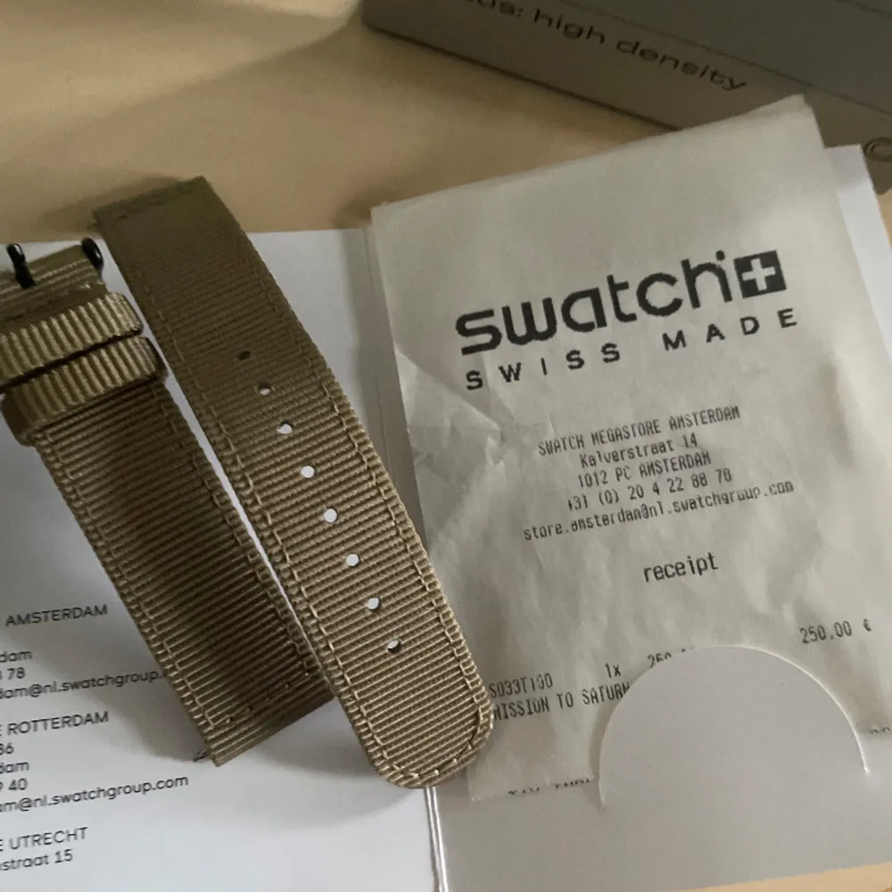 Säljer en omega x swatch klocka. Låda och kvitto följer med. Accessoarer.