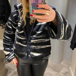 Teddy jacka  - Säjer denna helt slutsålda tedddy jacka från hm. Skit snygg och väldigt populär 💘 lånad bild men sitter likadant på mig. Använd typ 2 gånger och den är i nyskick! Använd gärna köp nu!💞