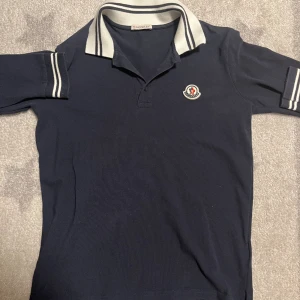 Moncler pique  - Denna är nästa aldrig använd är i storlek S vuxen storlek passar även XS  Är u väldigt bra kvalitet
