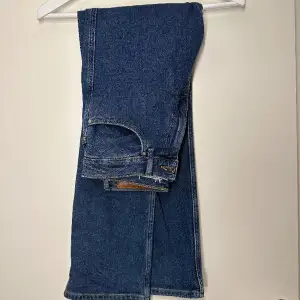 Mid waist jeans från never denim i strl S