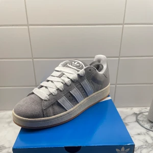 Adidas campus 00s Grey - Hej,   Säljer två par av dem snygga Adidas Campus 00s i den gråa färgen. Storlek: 44. Helt nya och oanvända. Boxen är trasig, skicka dm för bild.  Pris:1250  Skicka ett dm vid frågor eller mer bilder.  Finns att hämta i Umeå el