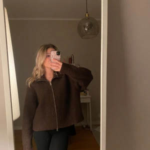 Brun stickad kofta Weekday - Brun stickad kofta med dragkedja! Använd en gång så superskick!!😍