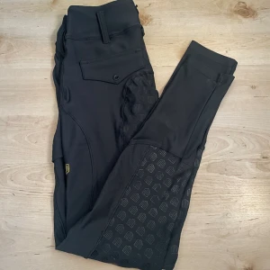 Ridbyxor - Maya Delorez ridbyxor i jättebra skick. Inga tecken på användning. Modellen är Zia Performance Breeches med helskoning 