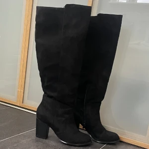 Svarta stövlar i mocka  - Super snygga stövlar i mocka! Sitter helt perfekt men för stora för mig, använda fåtal gånger✨💕