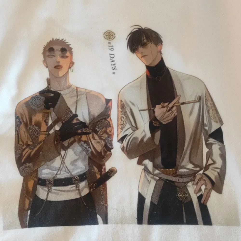 Detta är en t-shirt med motiv. Det är väldigt tunt material. Motiv av Han Tian och Mo Guan Shan från 19 days. T-shirts.