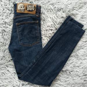 Jeans i bra skick från Cheap Monday  St 28/34 , dom är insydda , så sittet väldigt thigt på vaderna. Men det går att sprätta upp till orginal vidd, bild på hur dom är insydda finns på bild Dom är även uppsydda, så  innerbenslängden är 69 cm 