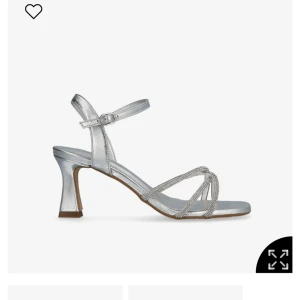 Silvriga klackar  - Intressekoll på mina superfina silvriga  klackar i storlek 38🤍 dem är använda endast en gång under balen, dem är lite slitna där fötterna varit samt på undersidan men annars i bra skick, skriv privat för fler bilder❤️ nypris 1600kr